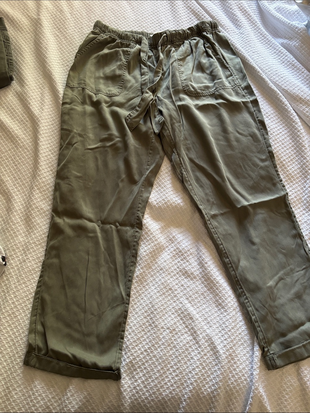 Women’s green casual pants
Size L